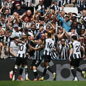 نيوكاسل يهزم تشيلسي في الدوري الإنجليزي ويقترب من حجز مقعد أوروبي