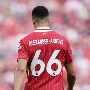 بهدية مميزة.. أرنولد في حفل توديعه أمام لاعبي ليفربول: لم أكن مستعدًا لهذا